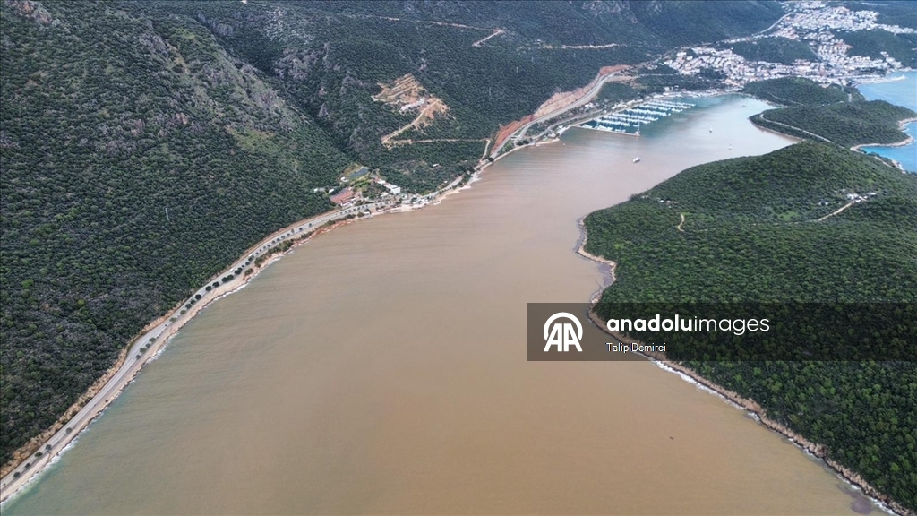 Kaş'ta sağanak sonrası denizin bir kısmı kahverengiye döndü