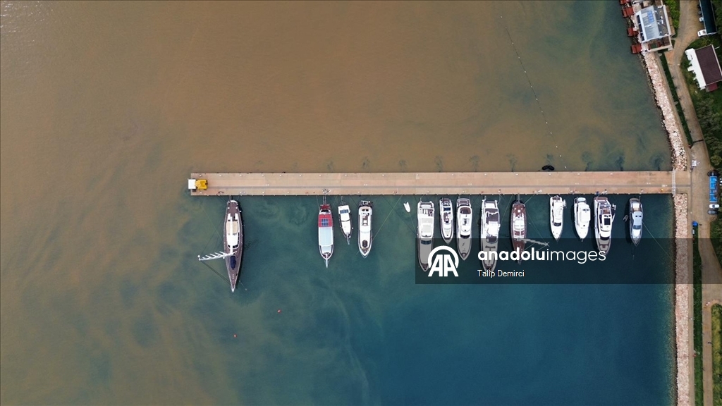 Kaş'ta sağanak sonrası denizin bir kısmı kahverengiye döndü