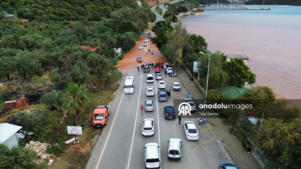 Kaş'ta sağanak hayatı olumsuz etkiledi