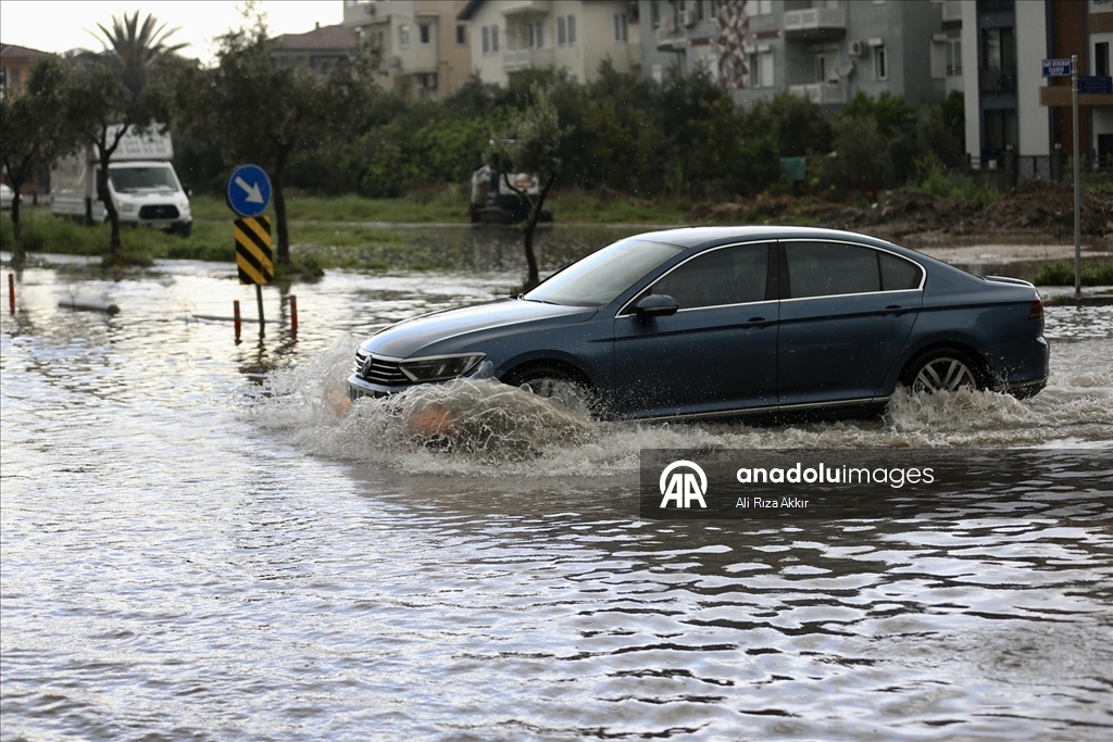 Muğla'da kuvvetli yağış hayatı olumsuz etkiliyor