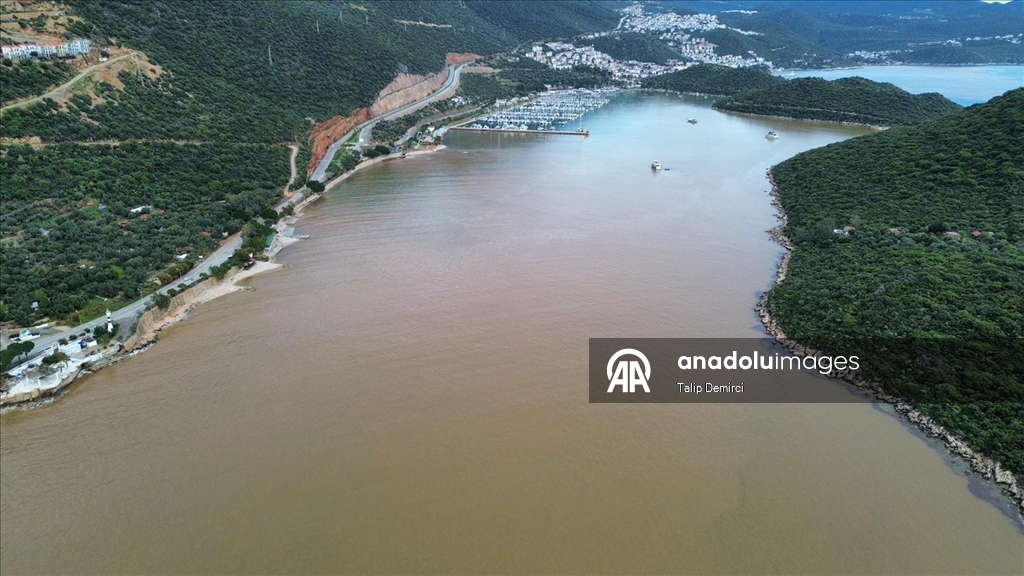 Kaş'ta sağanak sonrası denizin bir kısmı kahverengiye döndü