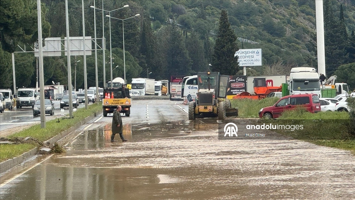Bazı illerde sağanak hayatı olumsuz etkiledi