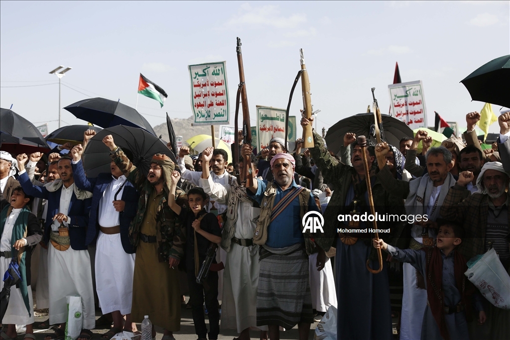 متظاهرون يمنيون يطالبون "الحوثي" بمواصلة العمليات ضد إسرائيل وأمريكا