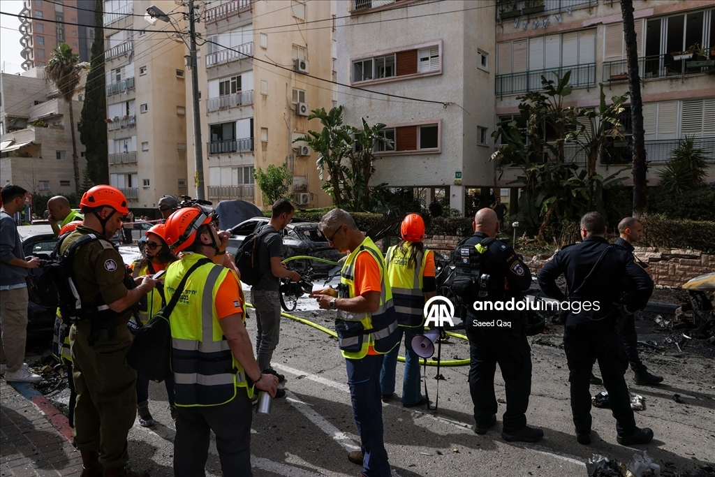 Tel Aviv yakınlarındaki Ramat Gan'a düşen füze parçaları hasara yol açtı