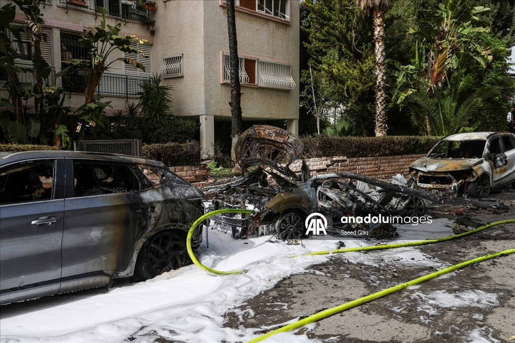 Tel Aviv yakınlarındaki Ramat Gan'a düşen füze parçaları hasara yol açtı