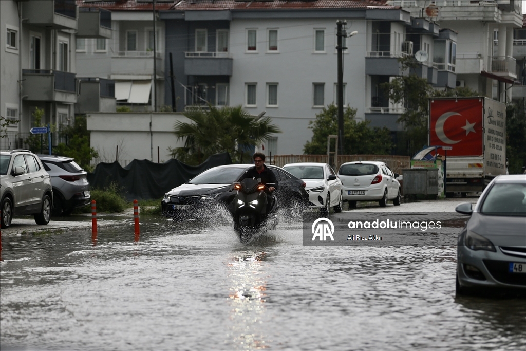 Muğla'da kuvvetli yağış hayatı olumsuz etkiliyor
