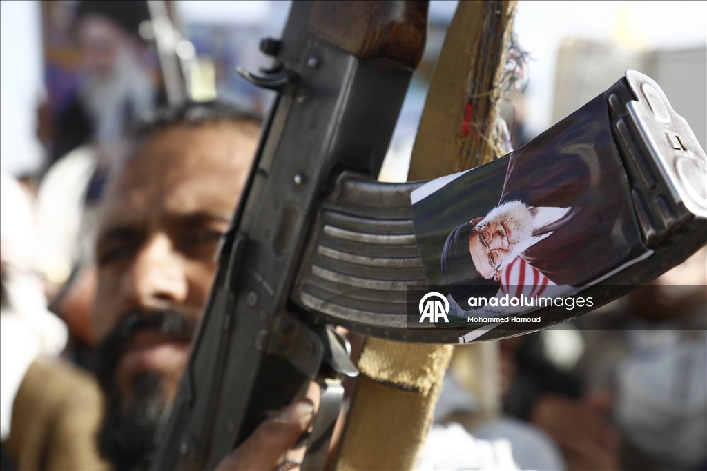 متظاهرون يمنيون يطالبون "الحوثي" بمواصلة العمليات ضد إسرائيل وأمريكا