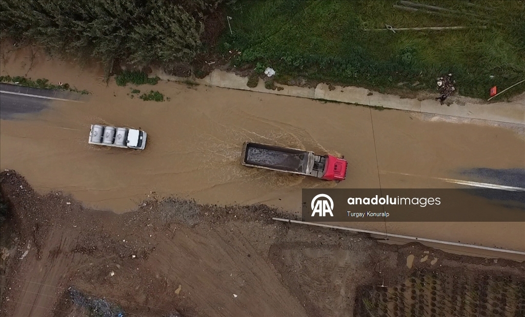 İzmir'de sağanak nedeniyle tarım arazileri ve kara yolu su altında kaldı