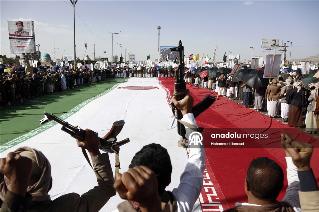 متظاهرون يمنيون يطالبون "الحوثي" بمواصلة العمليات ضد إسرائيل وأمريكا