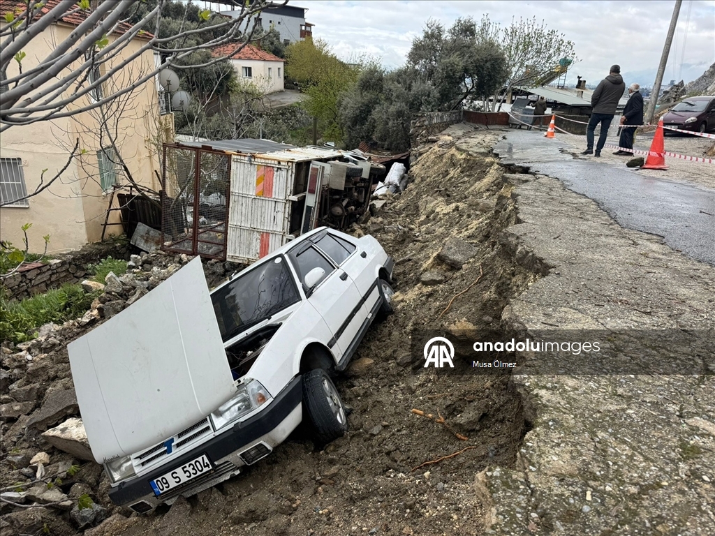 Aydın'da istinat duvarının çökmesi sonucu 2 araçta hasar oluştu