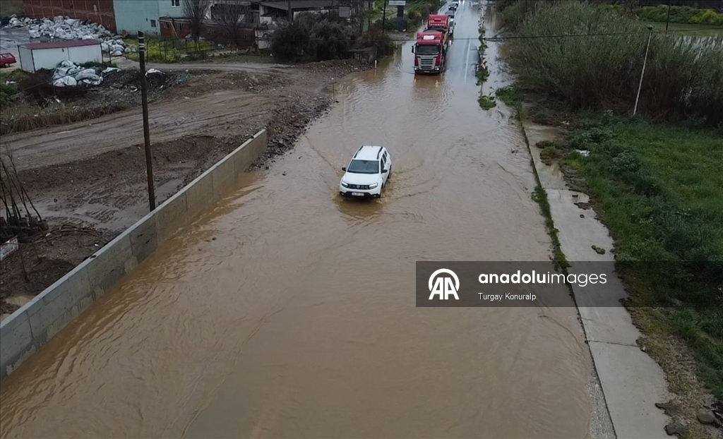 İzmir'de sağanak nedeniyle tarım arazileri ve kara yolu su altında kaldı