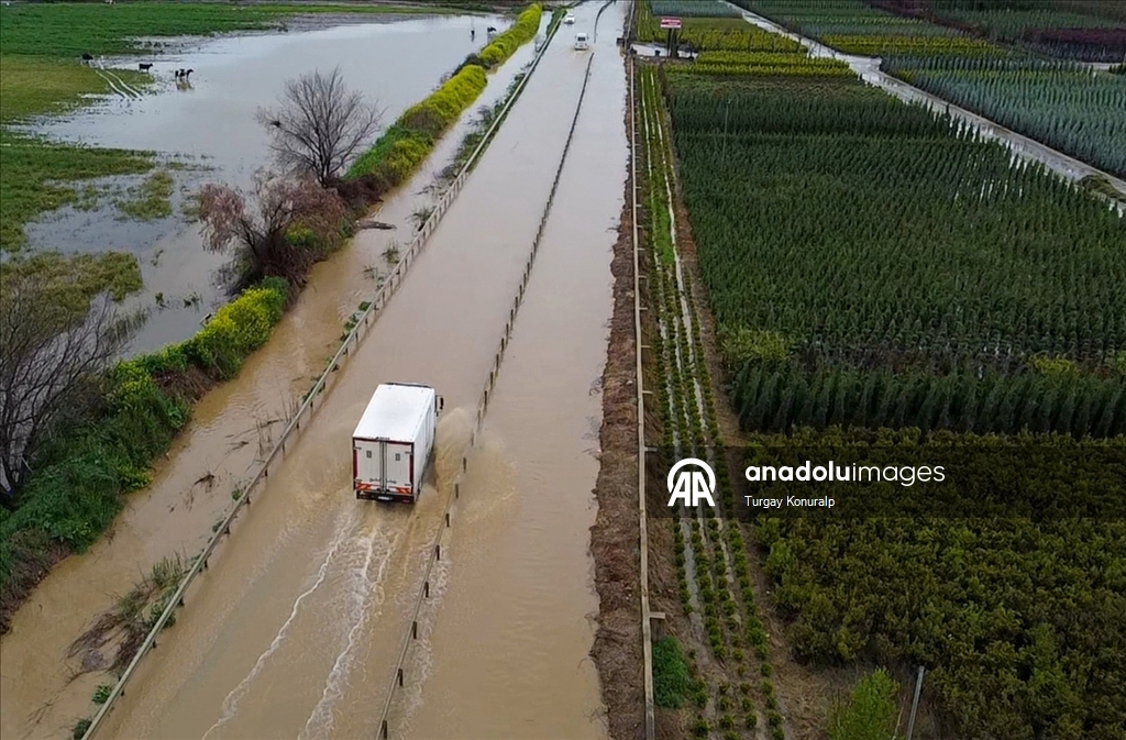 İzmir'de sağanak nedeniyle tarım arazileri ve kara yolu su altında kaldı