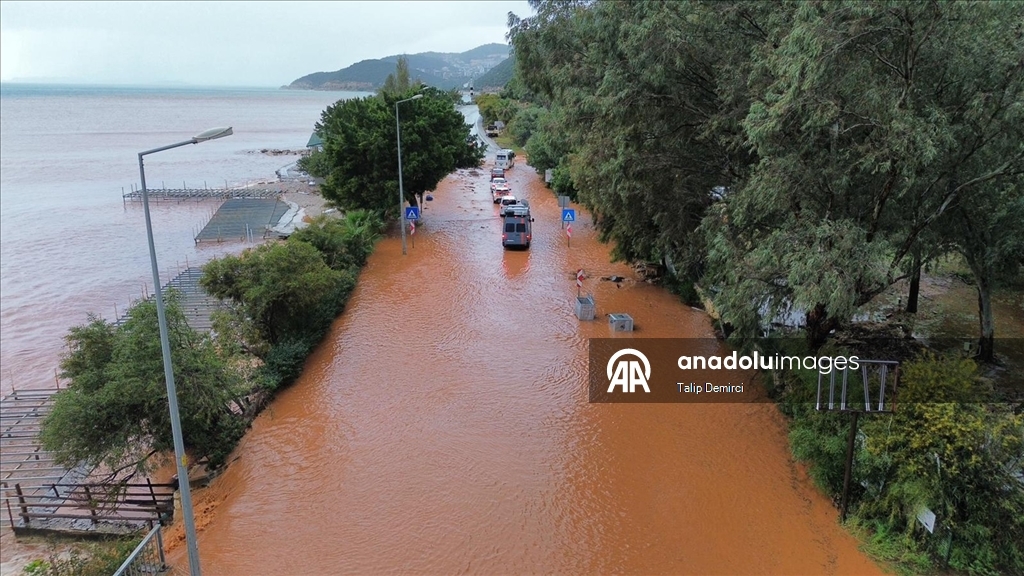 Kaş'ta sağanak hayatı olumsuz etkiledi