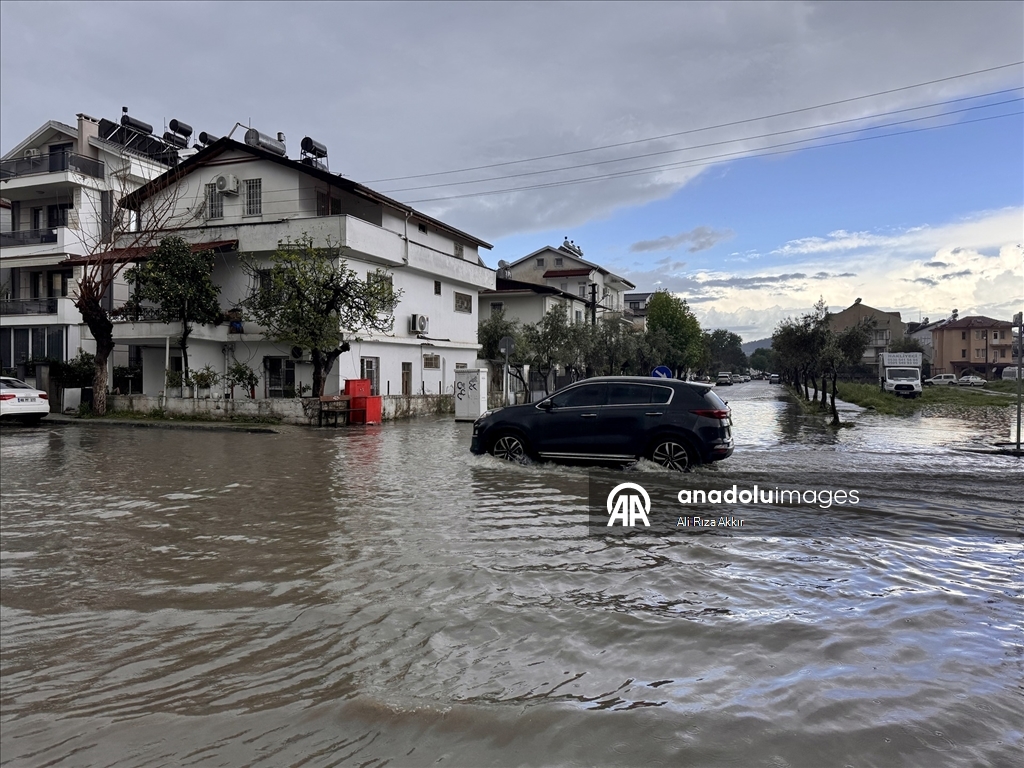 Muğla'da kuvvetli yağış hayatı olumsuz etkiliyor