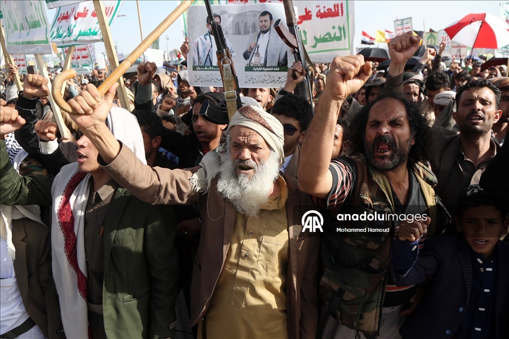 متظاهرون يمنيون يطالبون "الحوثي" بمواصلة العمليات ضد إسرائيل وأمريكا
