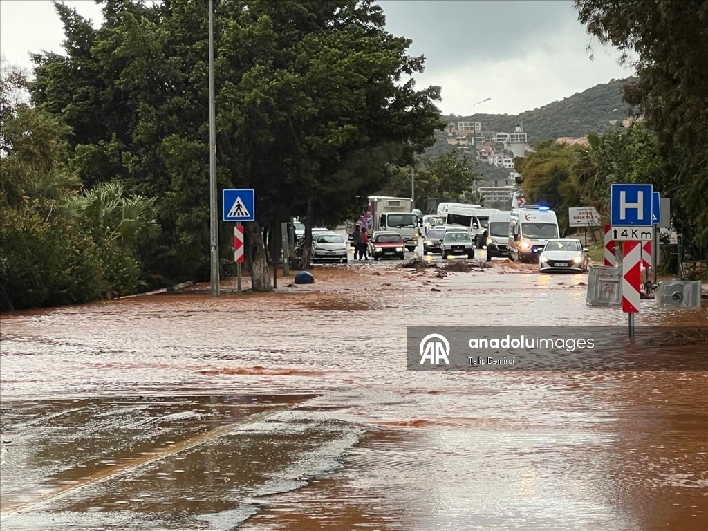 Kaş'ta sağanak hayatı olumsuz etkiledi