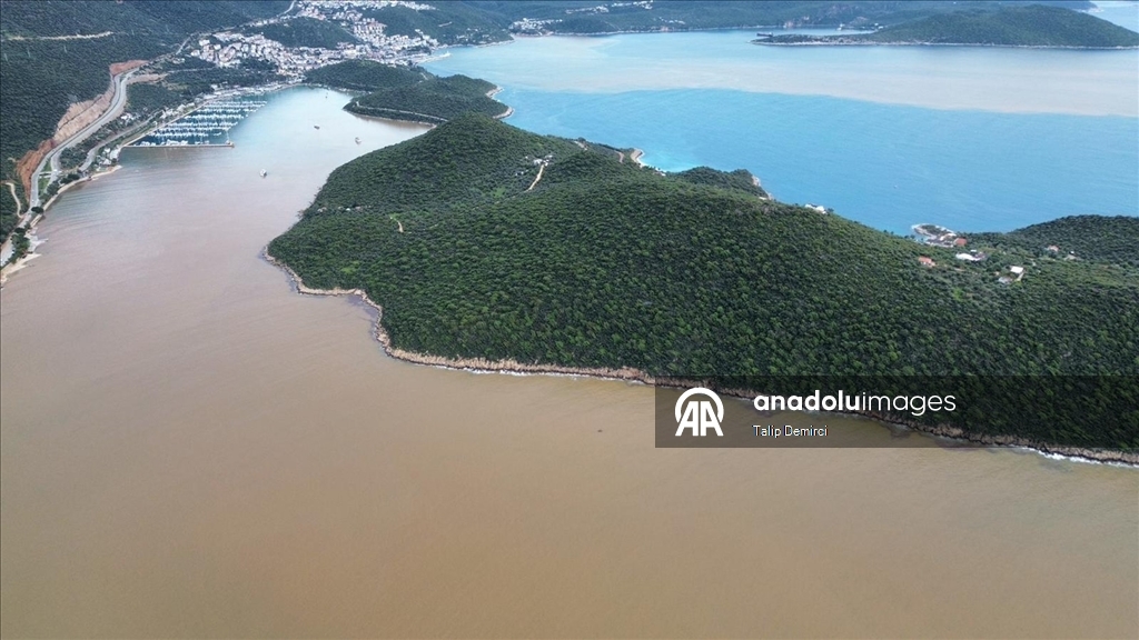 Kaş'ta sağanak sonrası denizin bir kısmı kahverengiye döndü