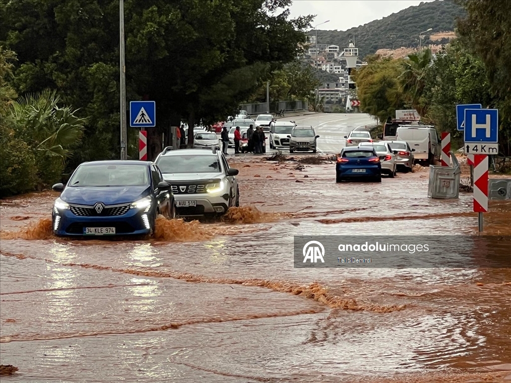 Kaş'ta sağanak hayatı olumsuz etkiledi