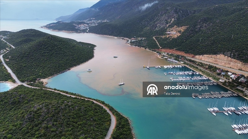 Kaş'ta sağanak sonrası denizin bir kısmı kahverengiye döndü