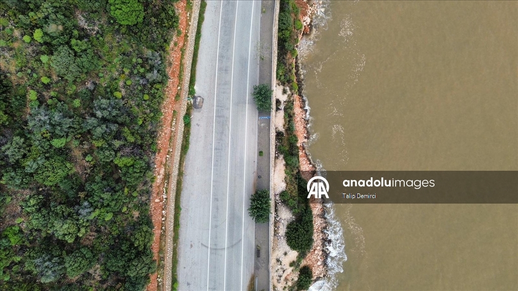 Kaş'ta sağanak sonrası denizin bir kısmı kahverengiye döndü