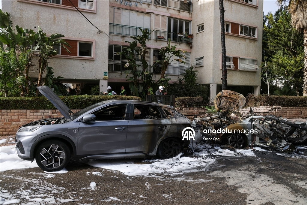 Tel Aviv yakınlarındaki Ramat Gan'a düşen füze parçaları hasara yol açtı