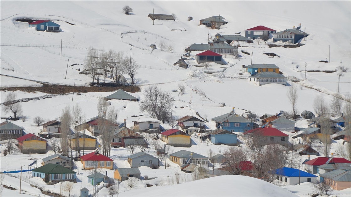 Muş'ta metrelerce karın bulunduğu köylerde yaşayanlar baharı bekliyor