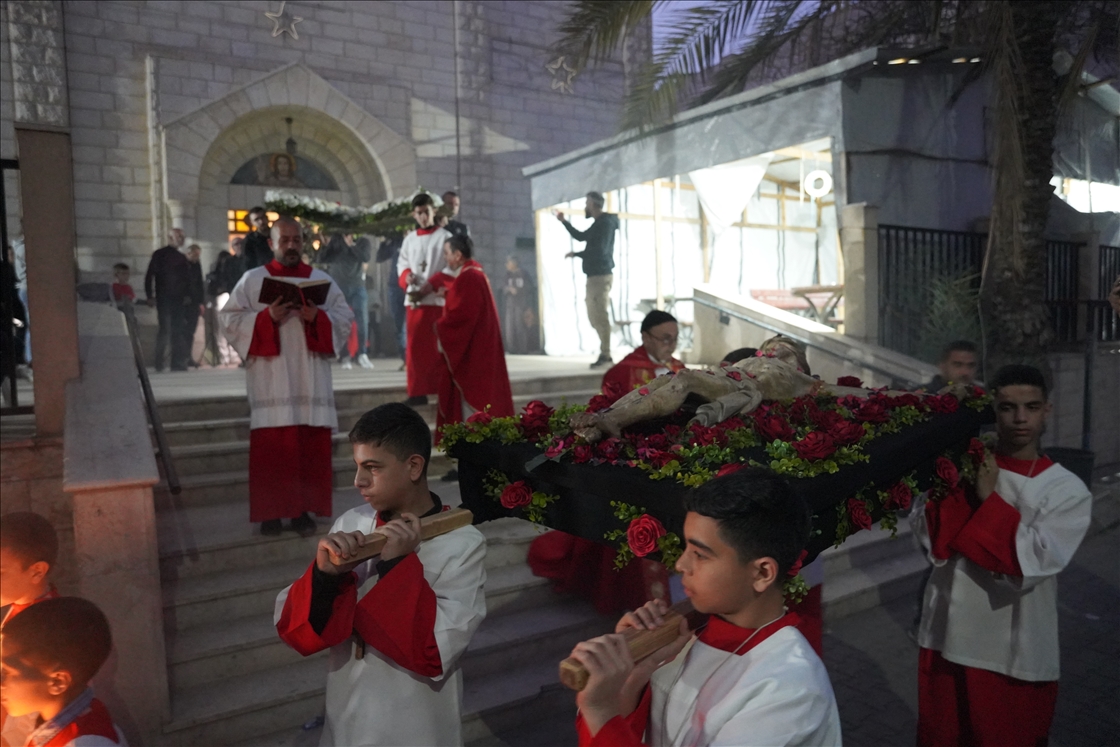 مسيحيو غزة يحيون الجمعة العظيمة وسط الحصار ومعاناة الحرب