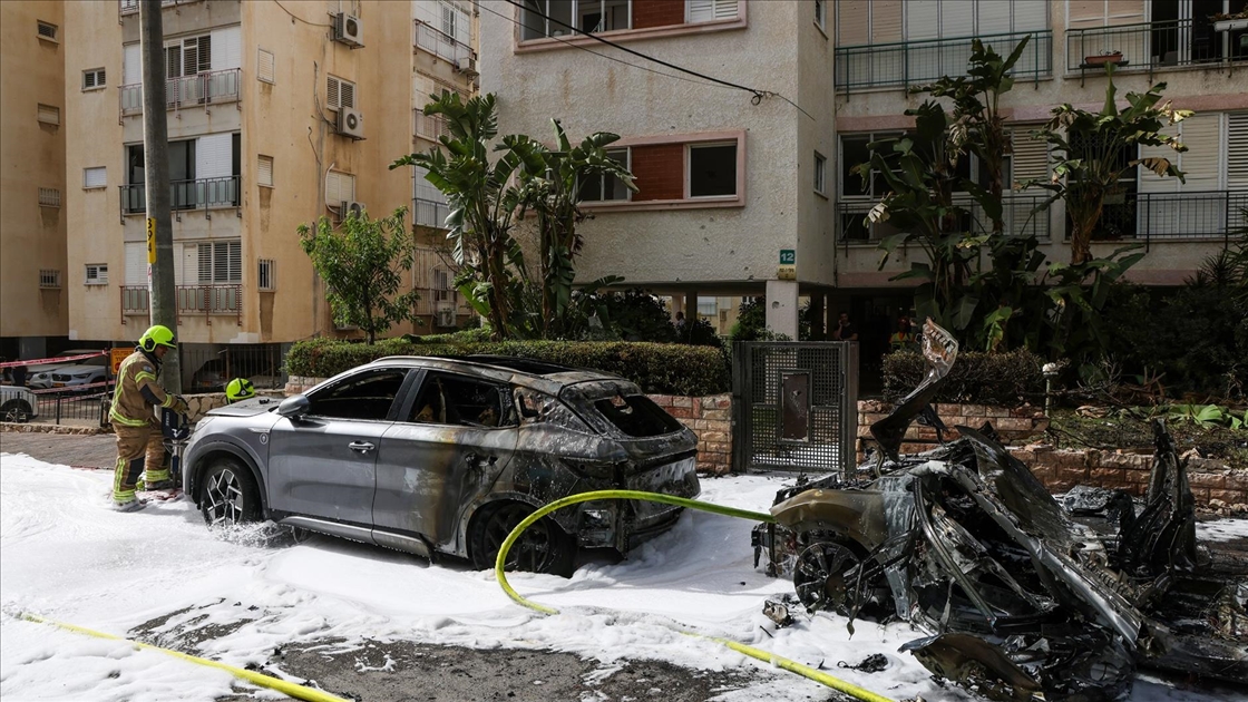 Tel Aviv yakınlarındaki Ramat Gan'a düşen füze parçaları hasara yol açtı