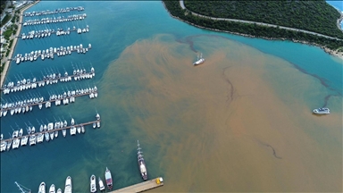 Kaş'ta sağanak sonrası denizin bir kısmı kahverengiye döndü