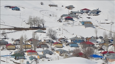 Muş'ta metrelerce karın bulunduğu köylerde yaşayanlar baharı bekliyor