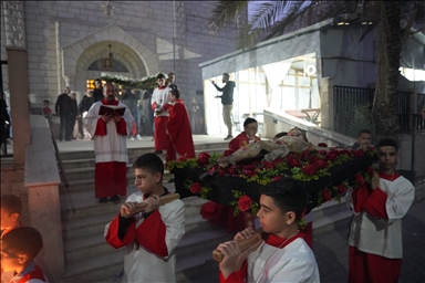 مسيحيو غزة يحيون الجمعة العظيمة وسط الحصار ومعاناة الحرب