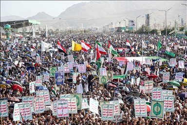 متظاهرون يمنيون يطالبون "الحوثي" بمواصلة العمليات ضد إسرائيل وأمريكا