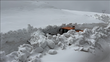 "Kar kaplanları" Erzincan'da metrelerce yükseklikteki karla mücadele ediyor
