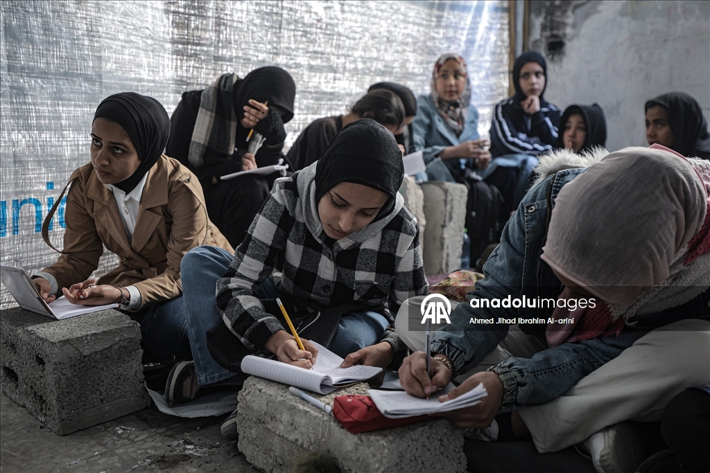 Filistinli çocuklar zorlu koşullarda Çocuk Günü’nü karşılıyor