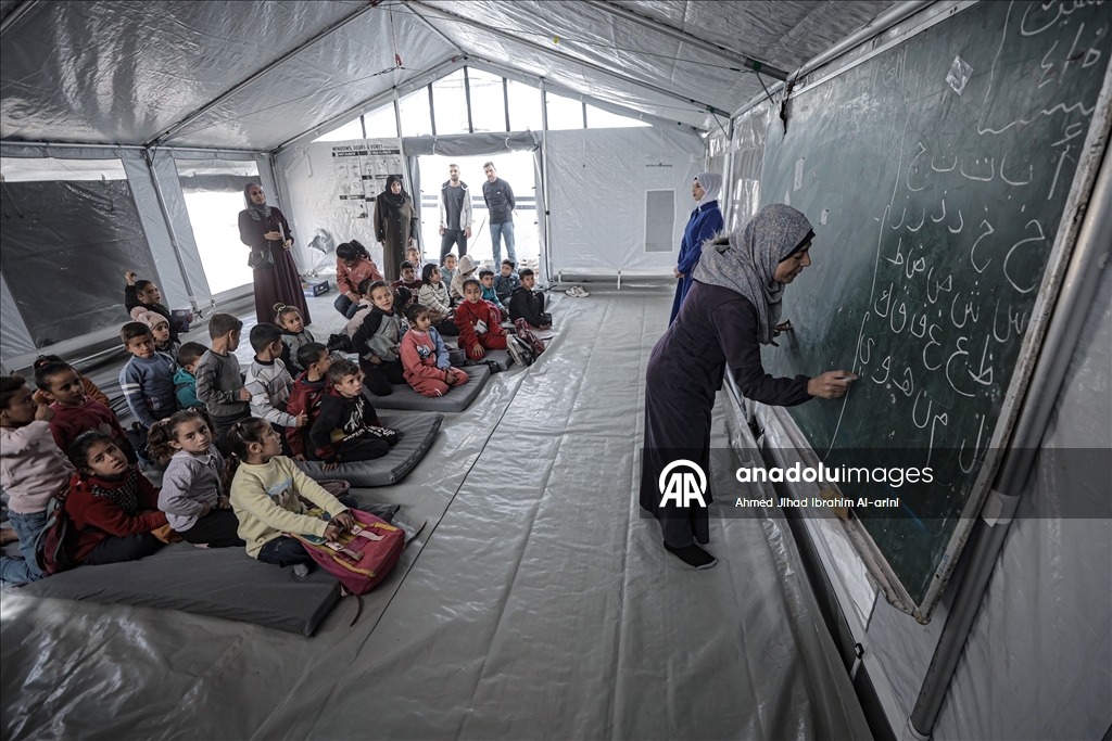 Filistinli çocuklar zorlu koşullarda Çocuk Günü’nü karşılıyor