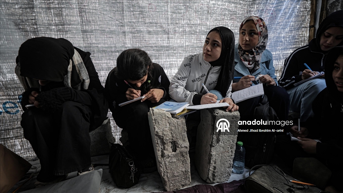 Filistinli çocuklar zorlu koşullarda Çocuk Günü’nü karşılıyor