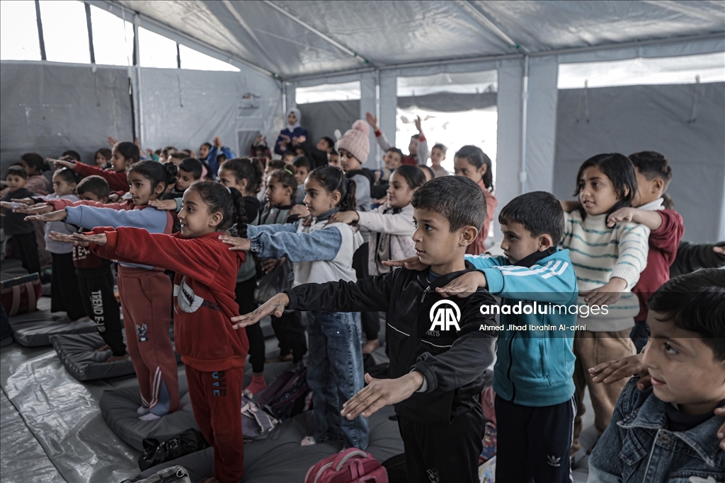 Filistinli çocuklar zorlu koşullarda Çocuk Günü’nü karşılıyor