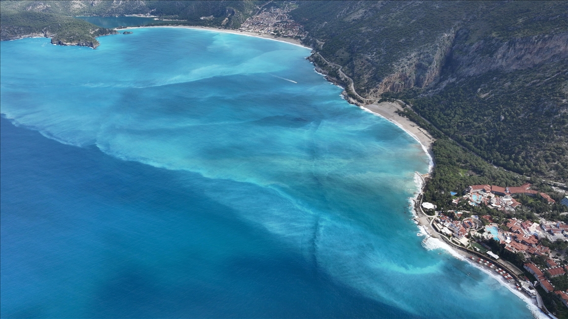 Fethiye'de sağanak sonrası Ölüdeniz turkuaz renge büründü