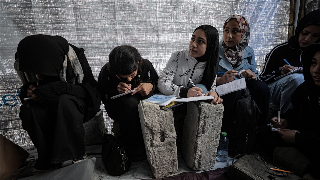 Filistinli çocuklar zorlu koşullarda Çocuk Günü’nü karşılıyor