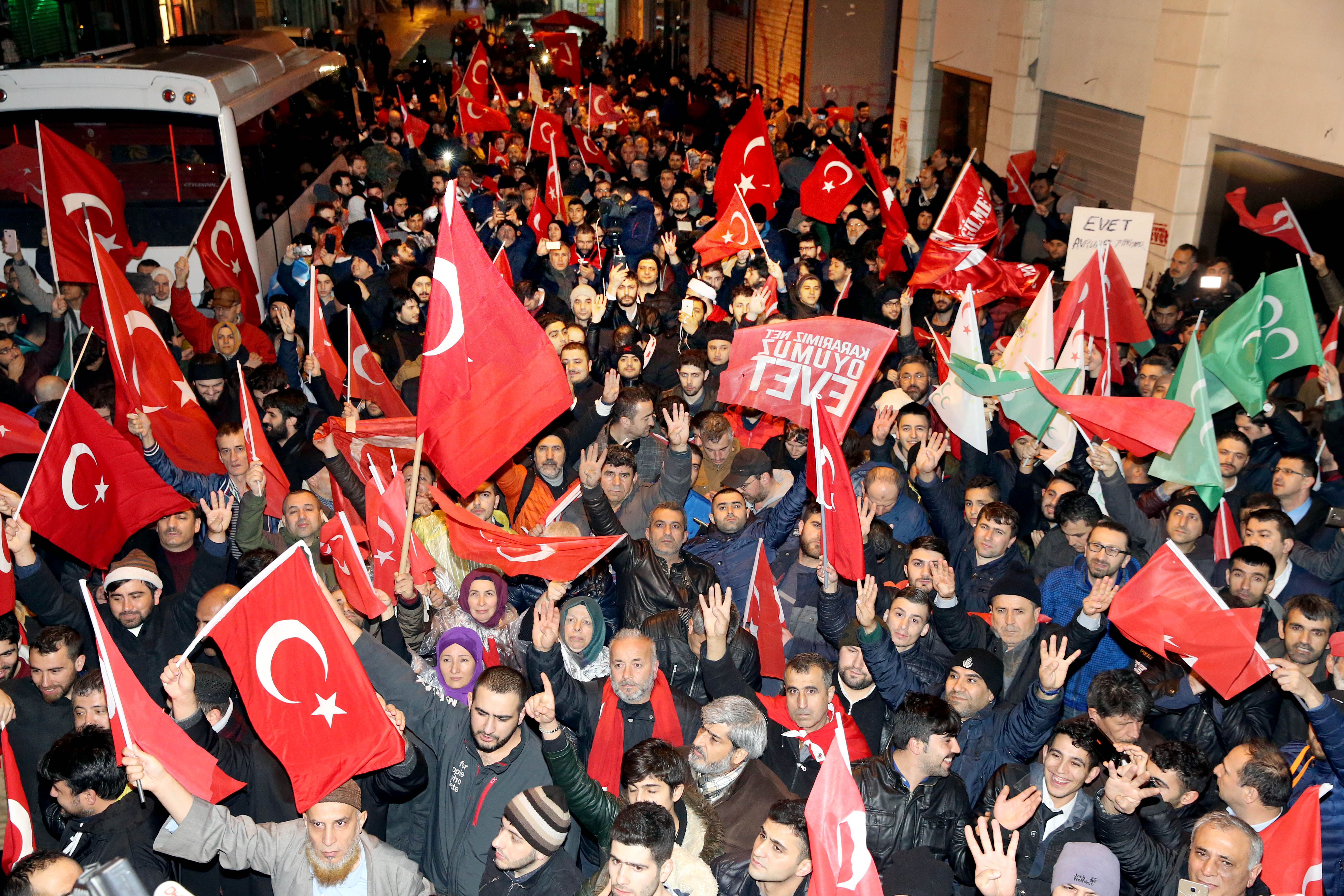 Турция против русских. Народы в Анкаре. Турции приостанавливаются занятия.