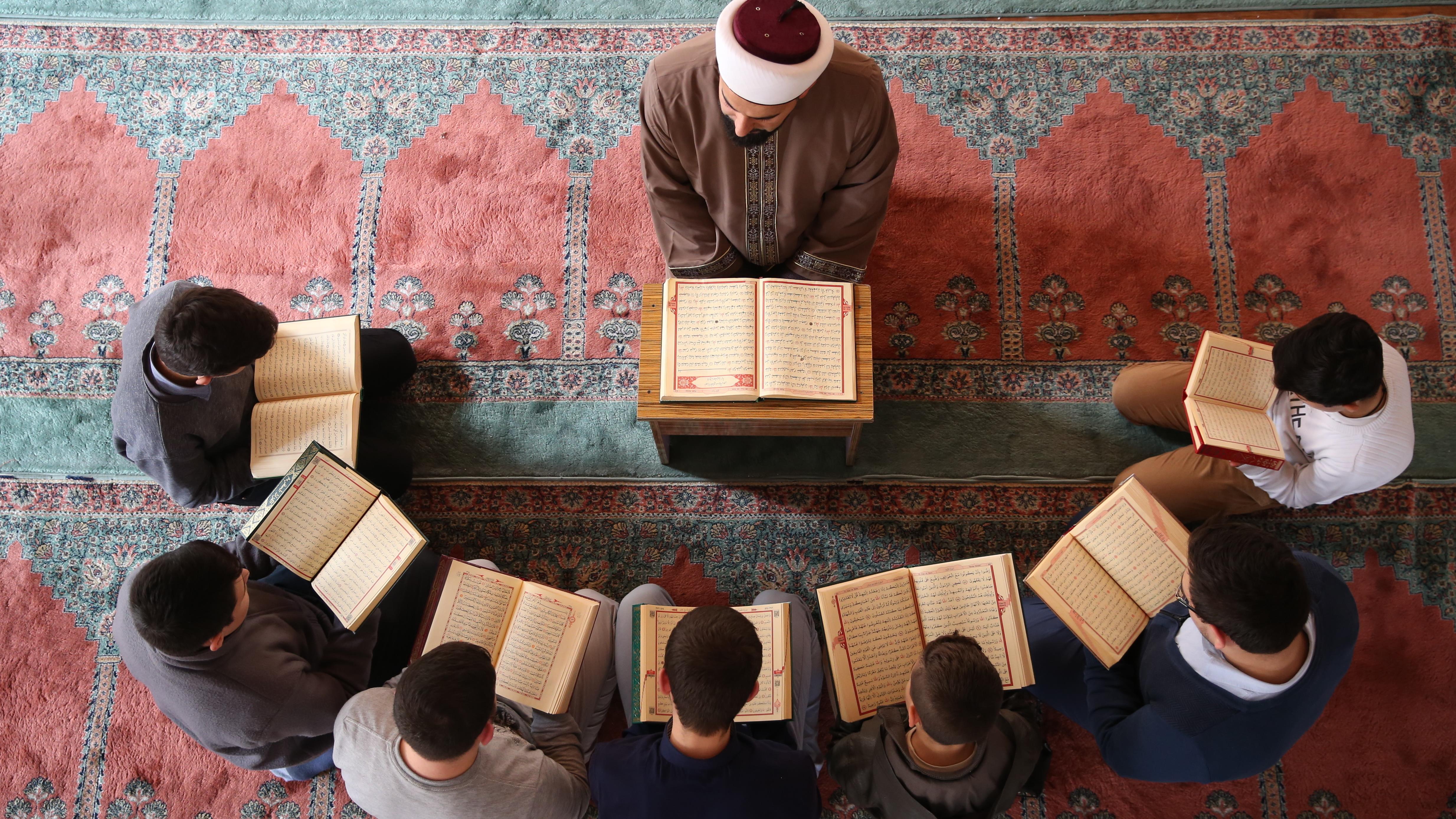Что читает имам. Медресе дети Коран. Люди знания в Исламе. Детям о Коране. Конкурс чтения Корана в медресе.