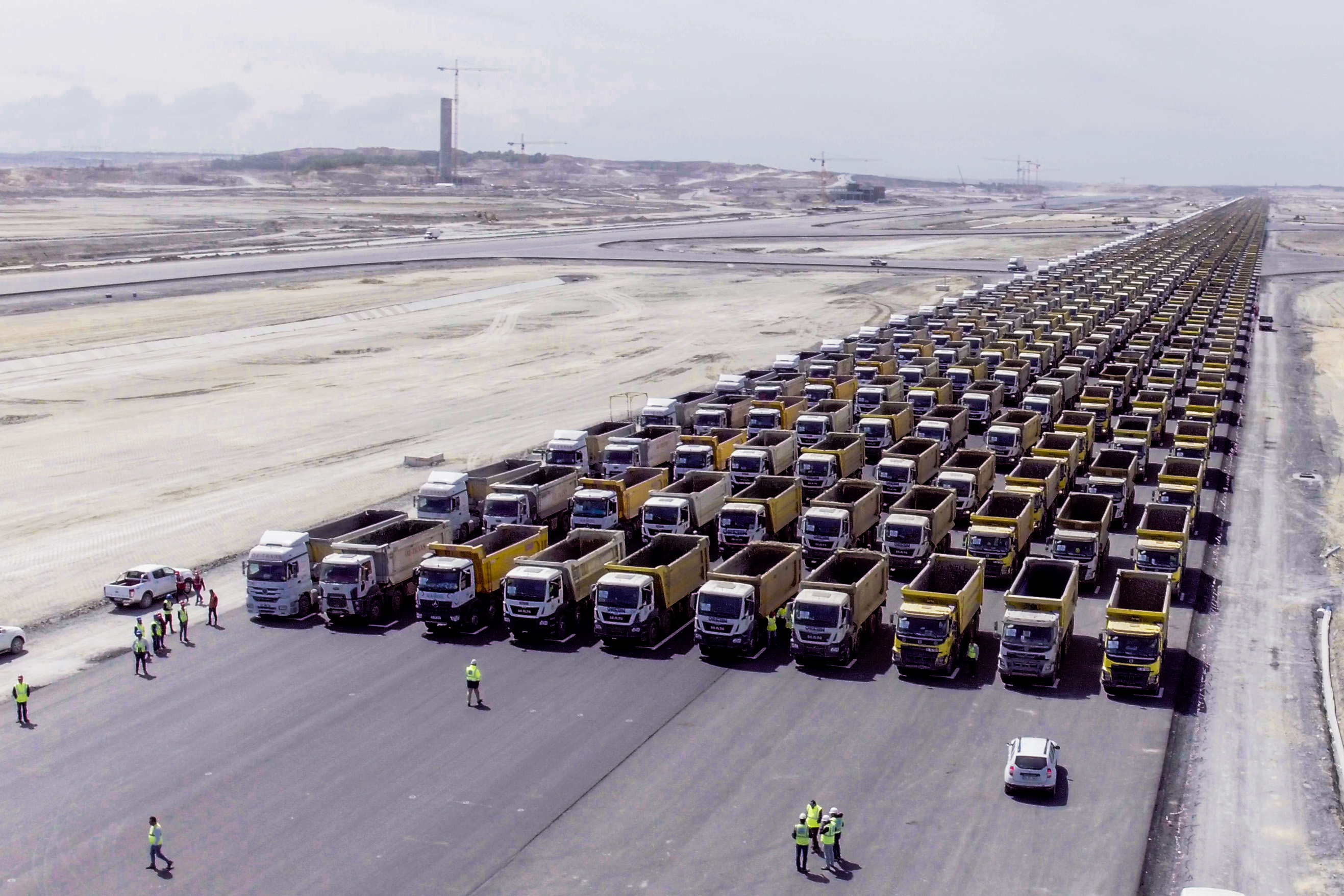 Самые автопарки. Большой автопарк. Самый большой автопарк. Самый большой автопарк грузовых машин в мире. Самые большое авто парк.