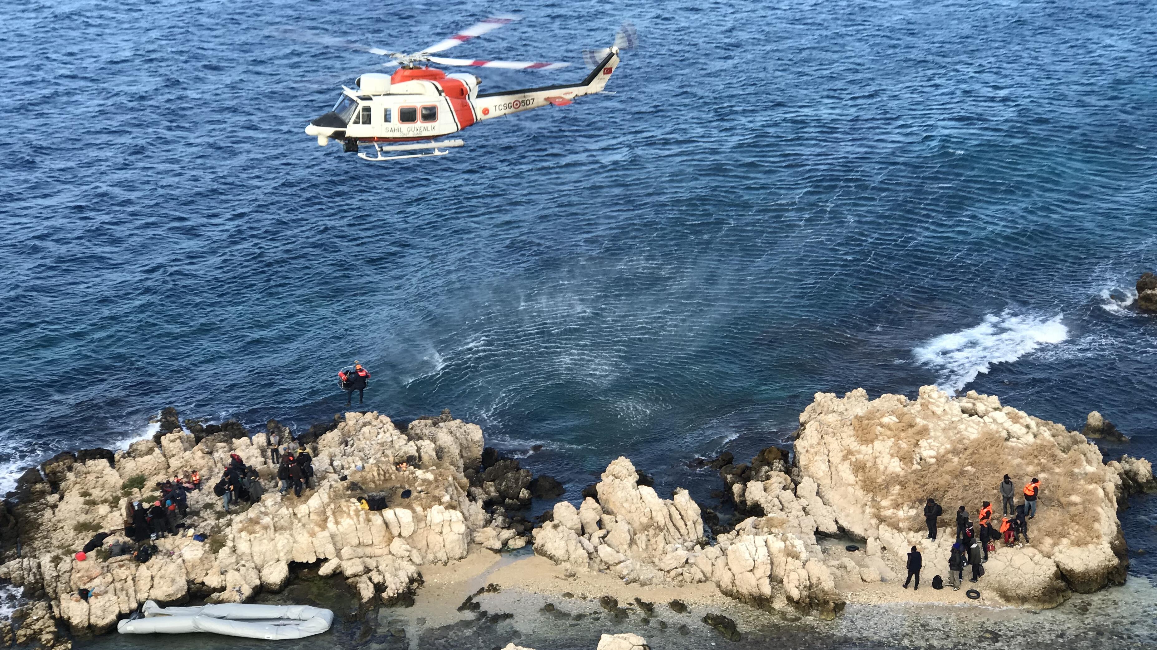 Turkish coast. Средиземное море в Измире. Трагедии на море в Эгейском море. Спасение на море. Греция спасатель Турция ребенок.