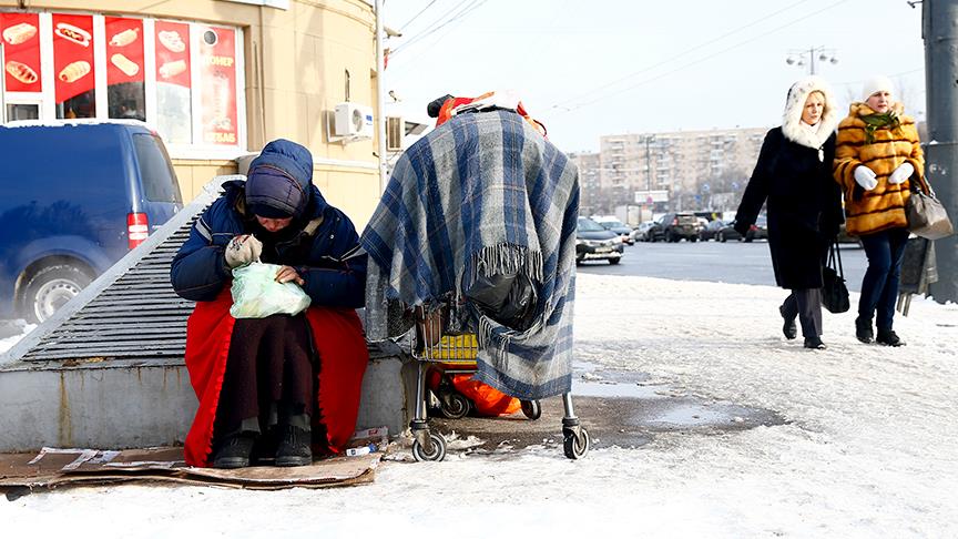 Бомж зима. Бездомные на улицах Москвы. Люди греются зима на улице. Улица России.