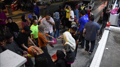 Volunteers distribute food for sahoor to homeless people in Kuala ...