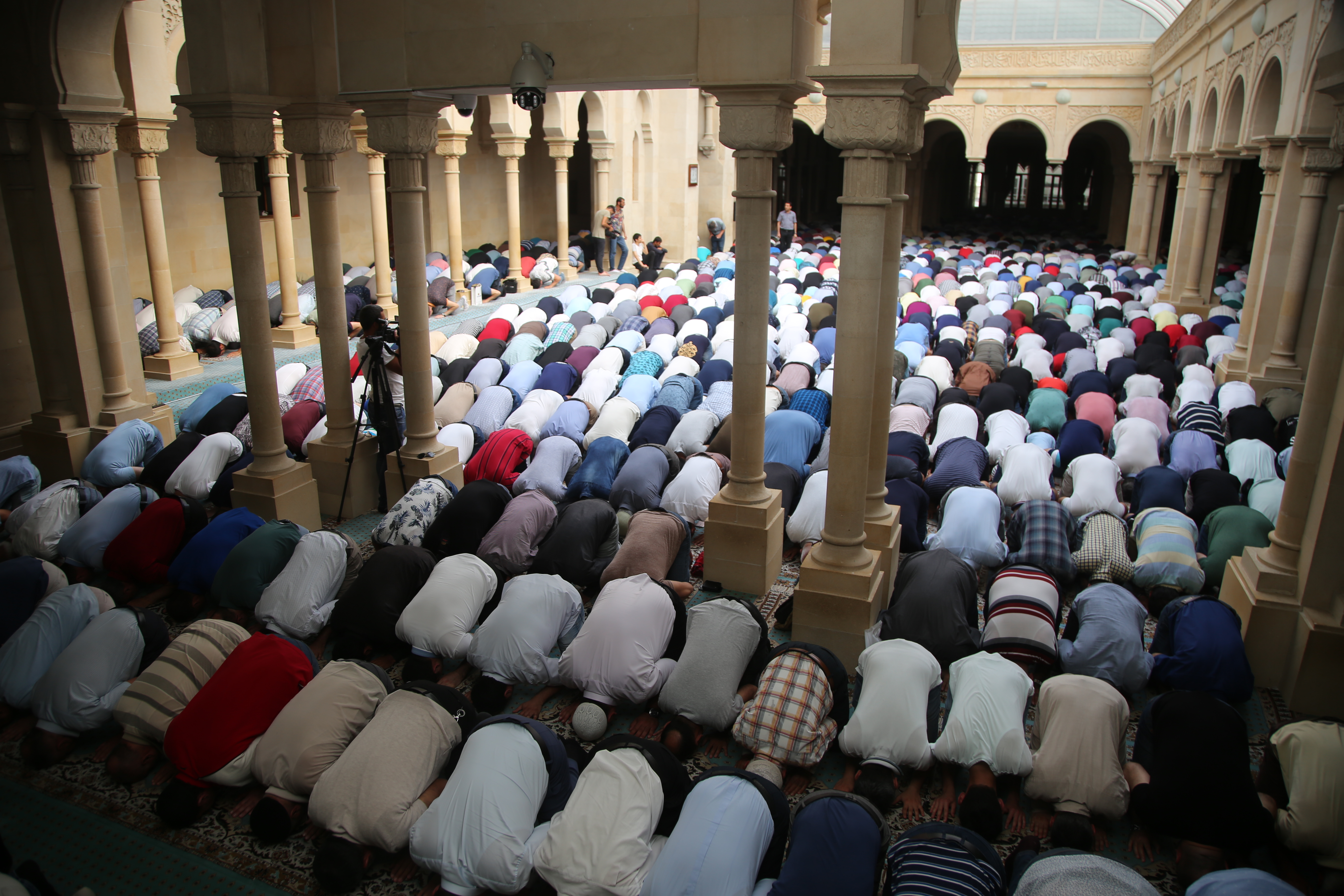 Мусульмане проблемы. Молятся в мечети. Мольба в мечети. Мусульмане в мечети. Мусульманские Республики.