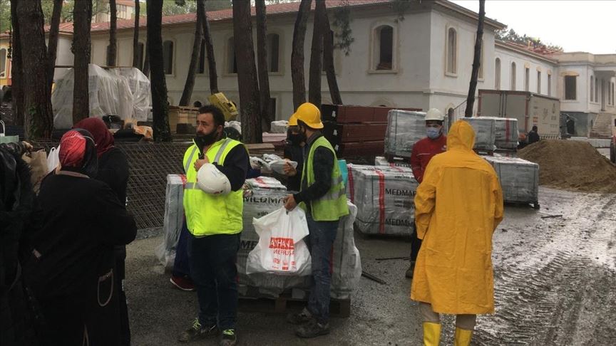 Hastane Yapiminda Calisan Iscilere Hadimkoylu Kadinlardan Iftar Yemegi