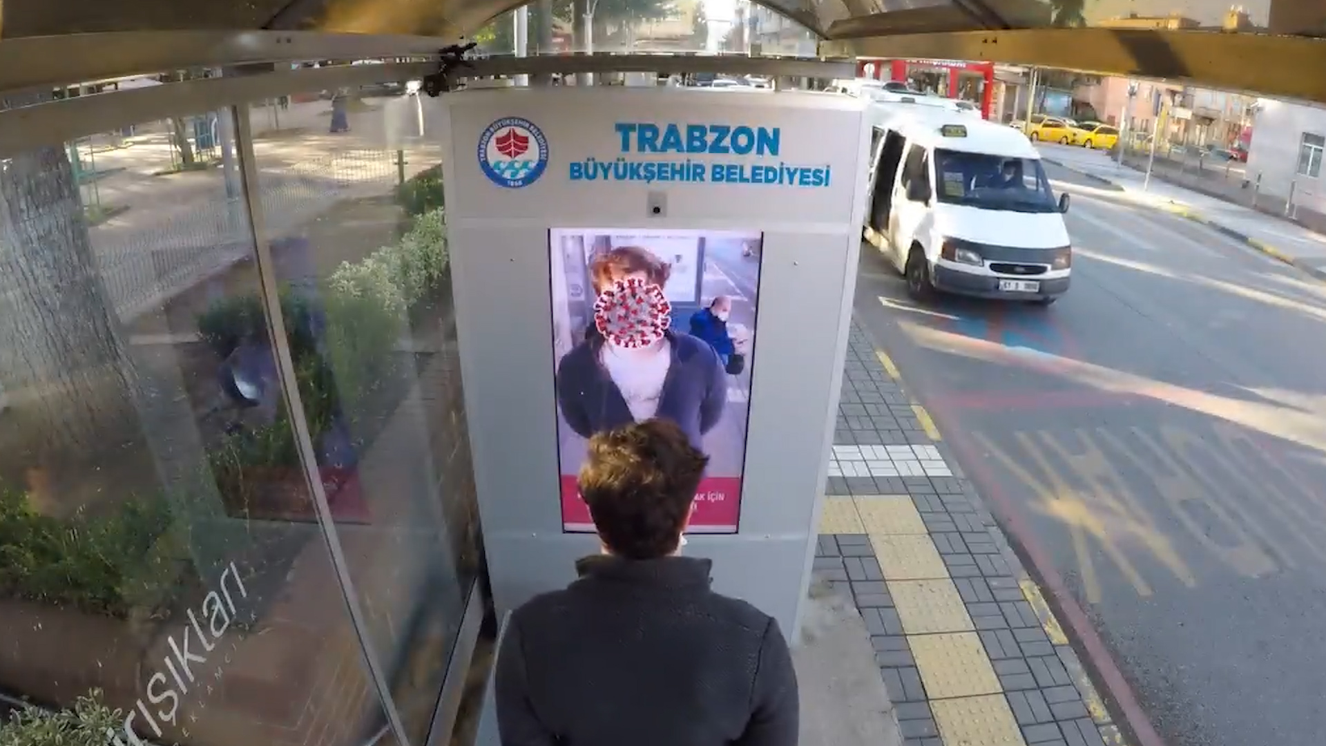 Trabzon'da maske takmayanlar, yüzünü koronavirüse çeviren özel yazılımlı  dijital ekranlarla uyarılıyor