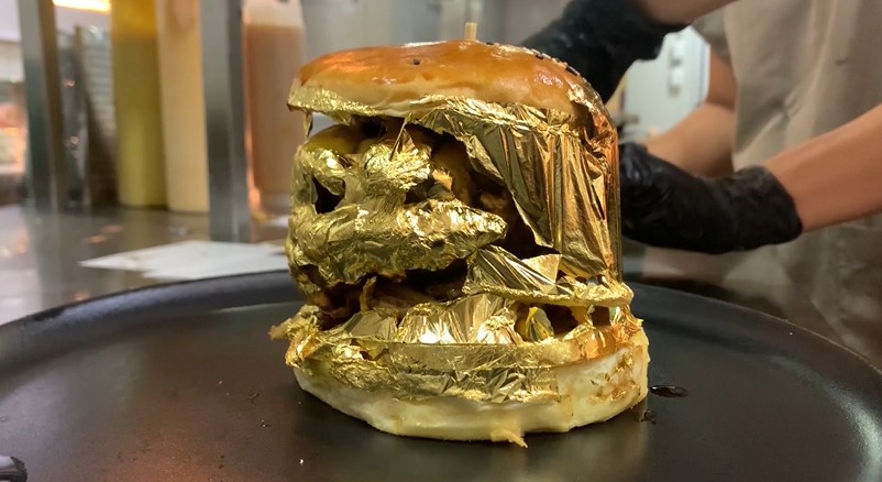 Colombian Restaurant Offers 24k Gold Coated Burger Anadolu Agency