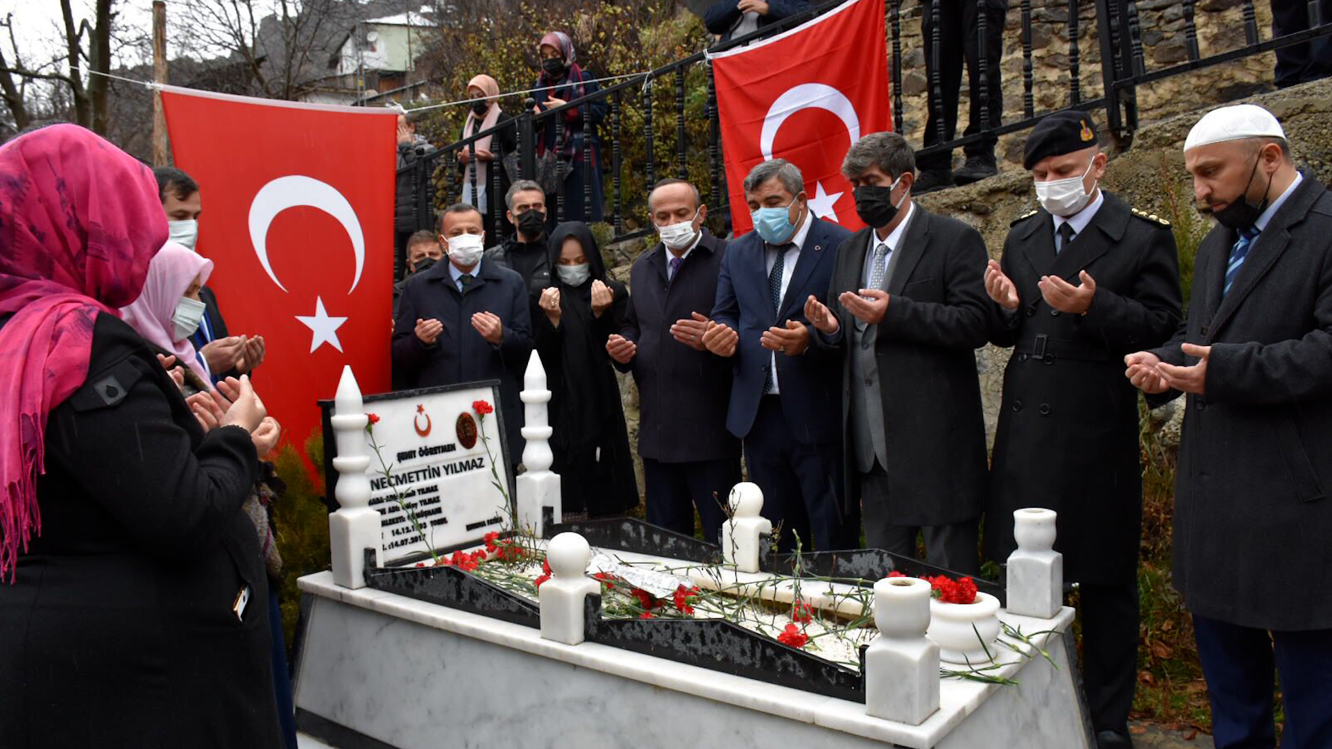 Sehit Ogretmen Necmettin Yilmaz Kabri Basinda Anildi Anadolu Ajansi